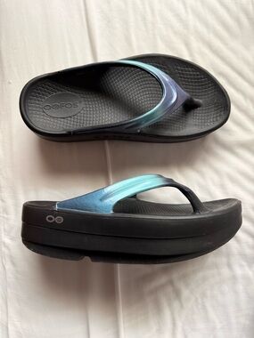 OOFOS OOlala Luxe Recovery Sandal - Black with Iridescent Blue-Green Straps